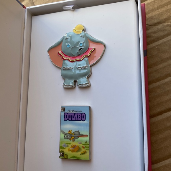 Disney Dumbo pin VHS set - Picture 3 of 3